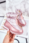 Detské snehové topánky izolované ružovými vlnenými bublinkami