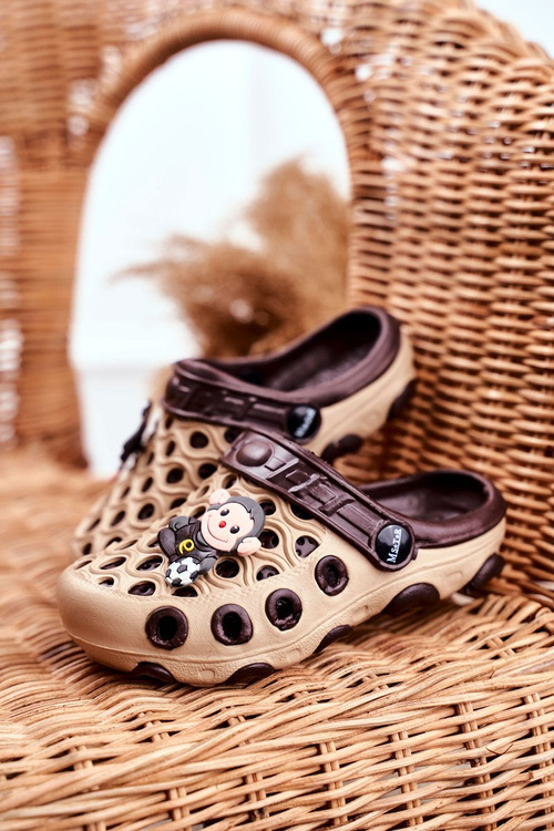 Detské žabky flops Kroksa Brown Monkey Futbalista