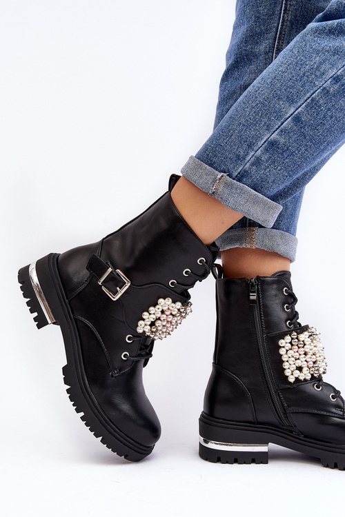 Izolované topánky ženských pracovníkov zdobené čiernymi venizmi