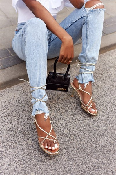 Zviazané sandále na kolíku so zlatou dráhou štvorcového nosa