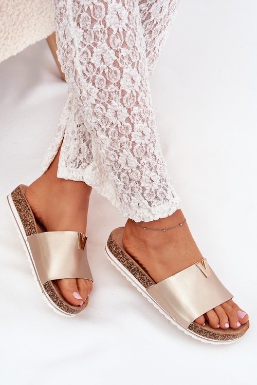 Dámske Šľapky Na Korkovej Platforme S Dekorativným Detailom Zlaté Vessira