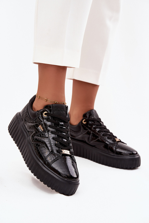 Lakovane dámske sneakers na platforme Lee Cooper LCJ-25-09-3870 Čierne