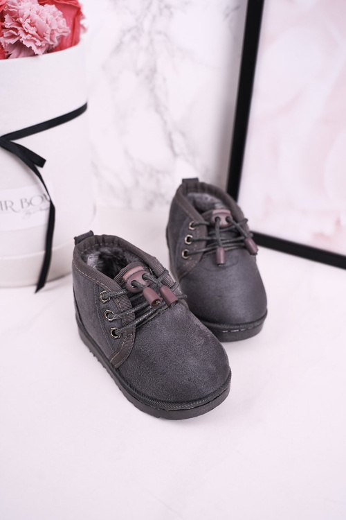 Detské čipky -up snehových topánok izolovaných šedým kožušinovým lovcom