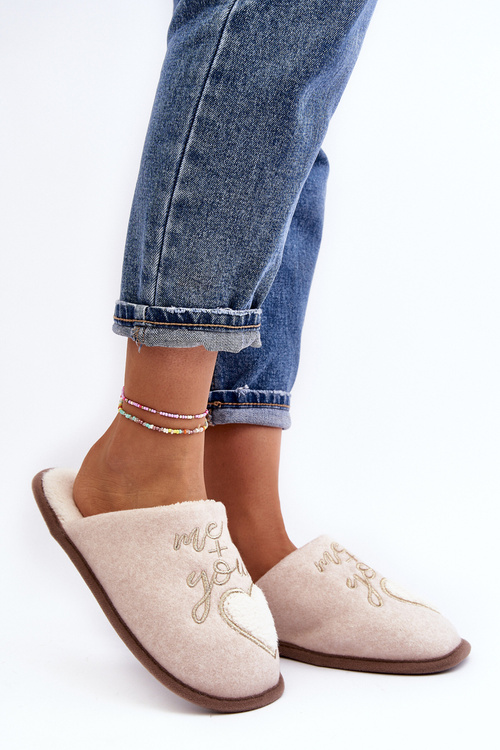 Dámske klasické papuče izolované béžové maby