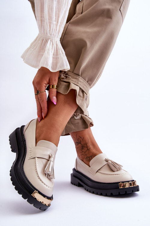 Klasické topánky mokasírov s lemovanou béžou lonisa