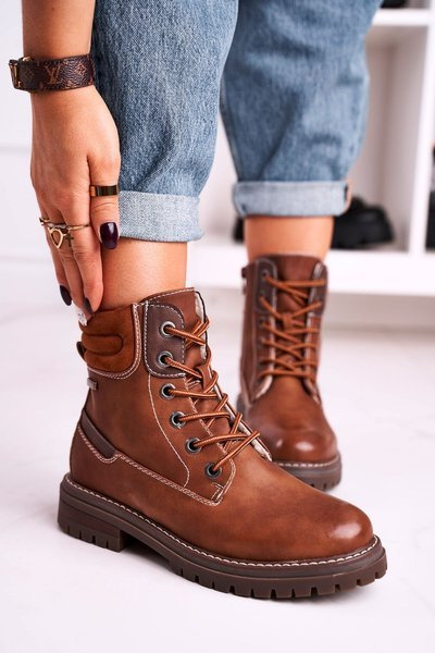 Izolované pracovníčky žien hnedé drevo