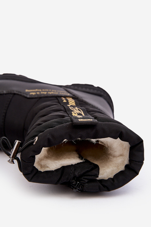 Detské snehové topánky izolované vlnou na čiernom zips