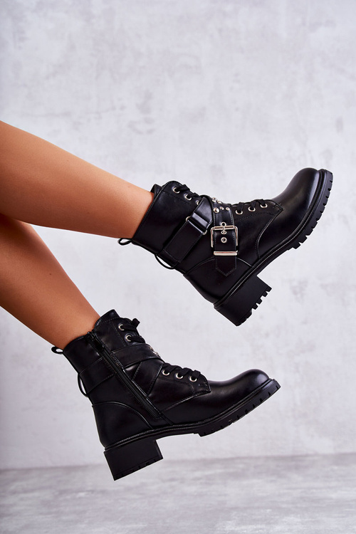 Čierne topánky na kožené lanelly s opaskom a cvočkami