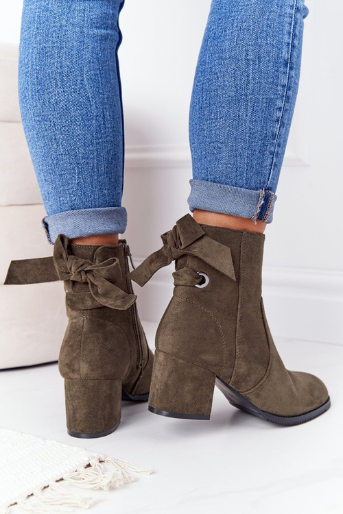 Izolované topánky žien na zelenej kayle Post