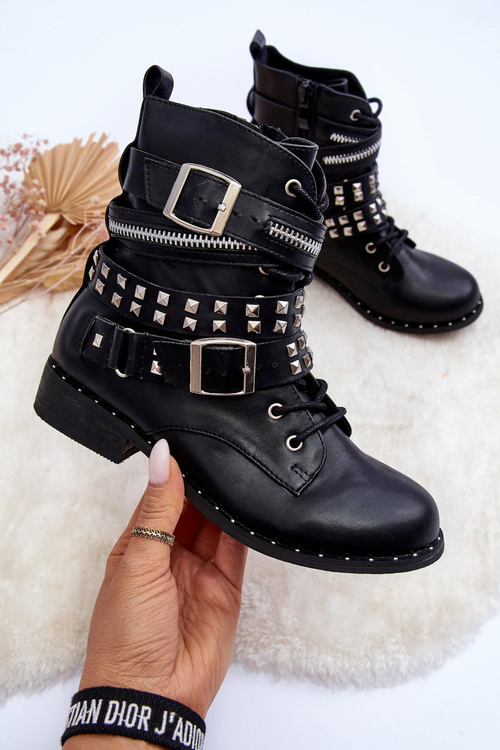 Detské topánky s cvočkami, čiernymi svorkami