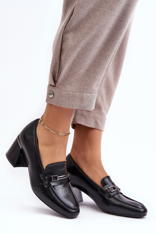 Kožené čerpadlá na čiernom stĺpiku idon