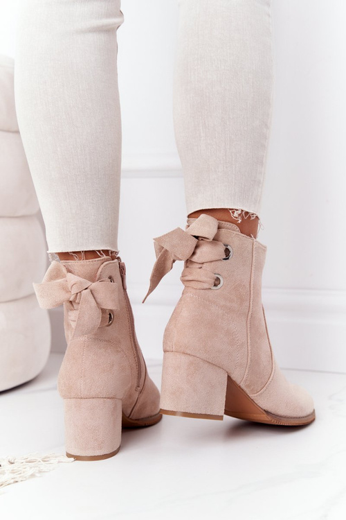 Izolované topánky žien na kayle béžovom poste