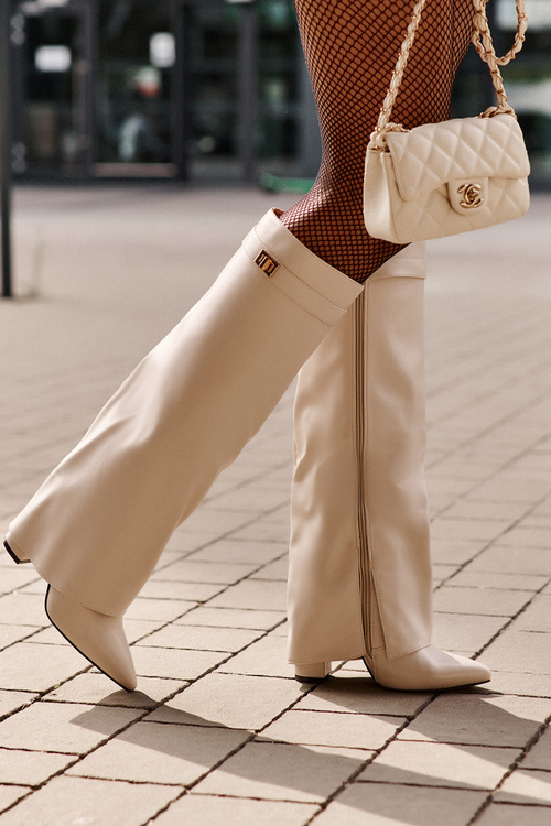 Dámské Kozačky Eko Kůže S Ohnutým Svrškem Na Podpatku Světle Béžové Avamora