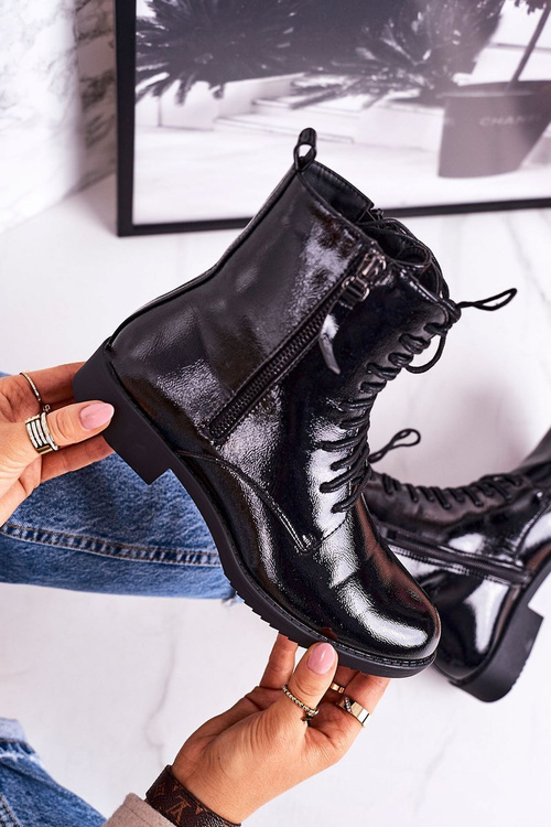 Klasické dámske izolované lakované topánky čierna jednoduchosť