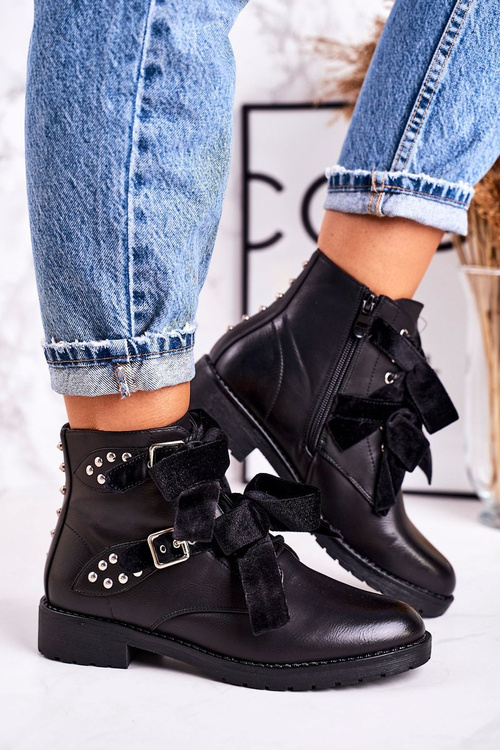 Izolované topánky žien so svorkami a čiernou špeciálnou stuhou