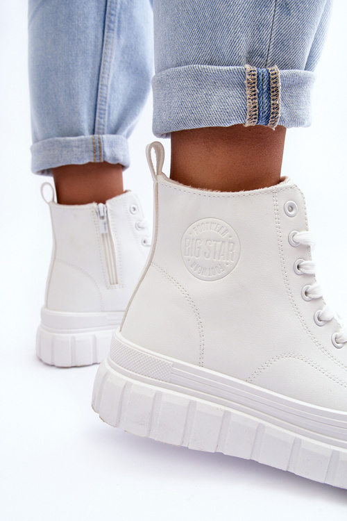 Izolované kožené tenisky pre veľkú hviezdu MM274624 biely zámok