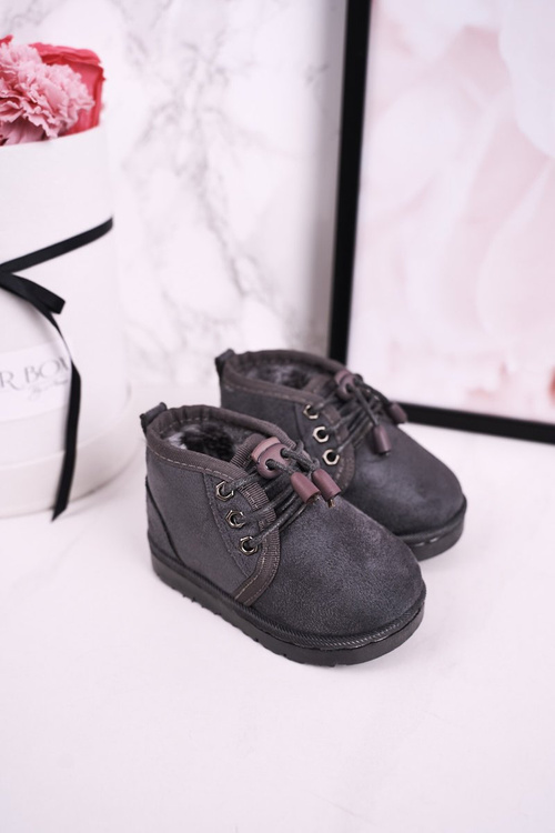 Detské čipky -up snehových topánok izolovaných šedým kožušinovým lovcom