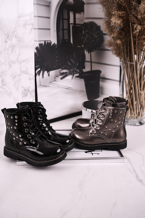 Izolované topánky pre deti s ryhnami lakovanou čiernou slávom