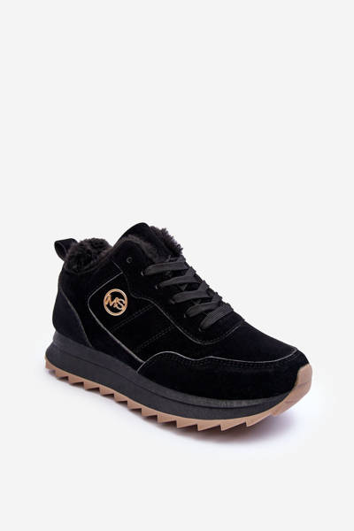 Izolované kožené športové topánky na čiernej platforme Adite