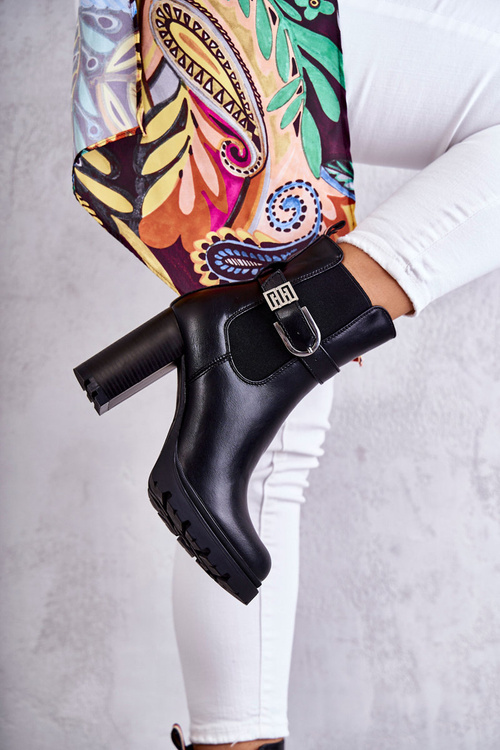 Kožené topánky na stĺpi