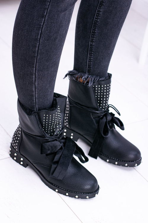 Izolované topánky žien s hrotmi a kamienkami Neso