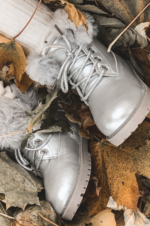 Striebro izolované detské topánky fobos