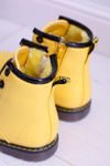 Detské topánky izolované s kožušinou natreté žltými troskami