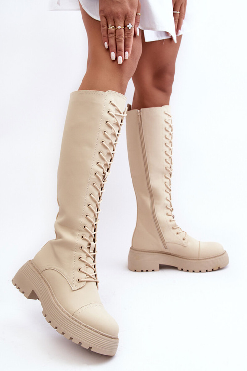 Čipky -up izolované topánky topánok pred béžovým kolenným béžou bergdis