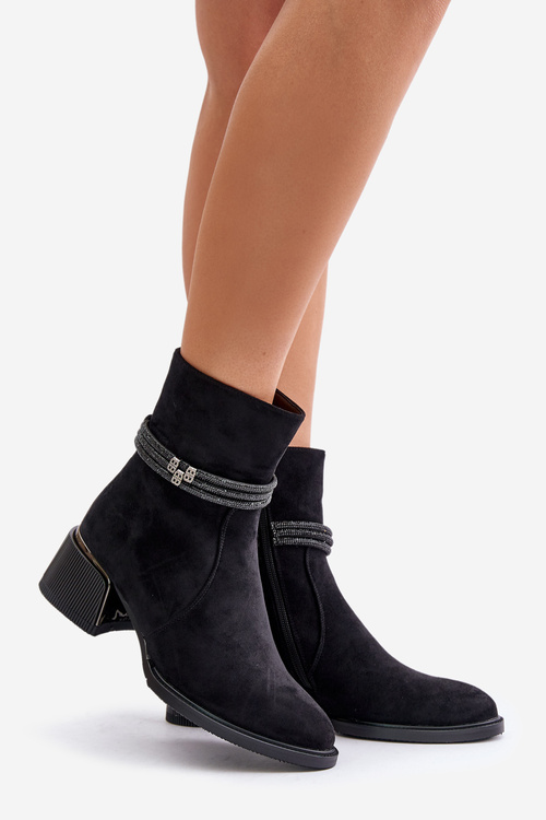 Zateplené dámské boty na nízkém podpatku s ozdobnými pásky D&A MR880-027 černé