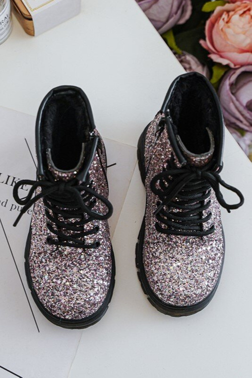 Detské brokátové topánky izolované ružovým posúvačom Saussa