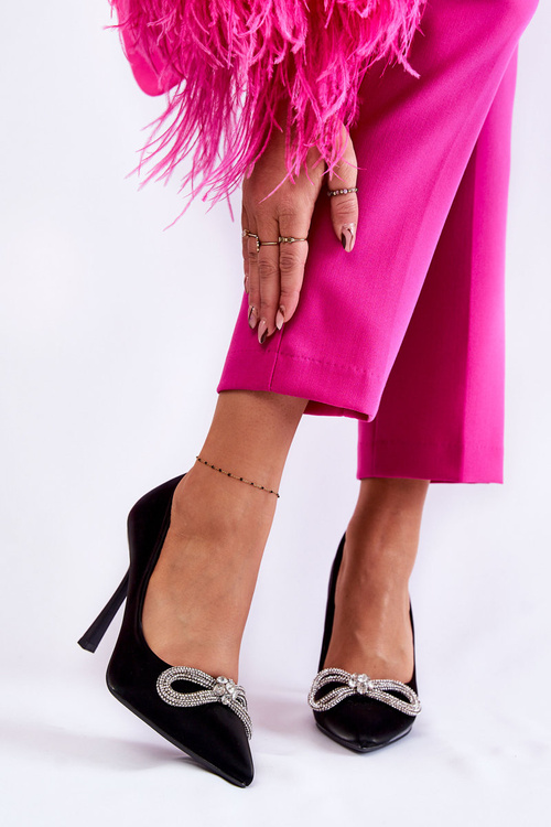 Elegantné vysoké podpätky s čiernou alyssou luk