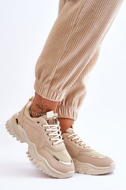 Klasické športové topánky na béžovej platforme to potrebujú