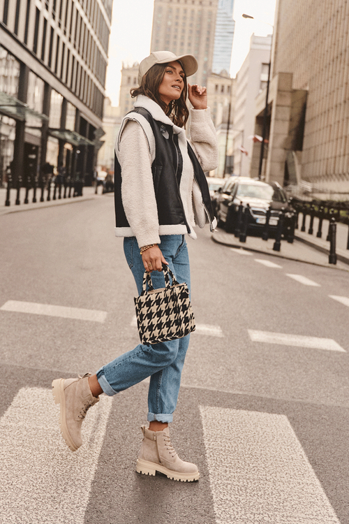 Semišové topánky izolované béžové topánky