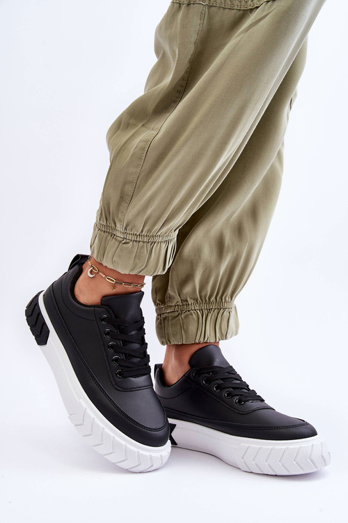 Klasické športové topánky na čiernej a bielej platforme Nannzie