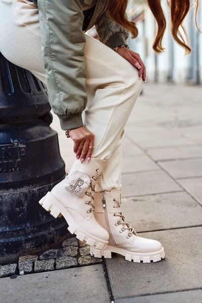 Ženské topánky na platforme izolovanej béžovej seul