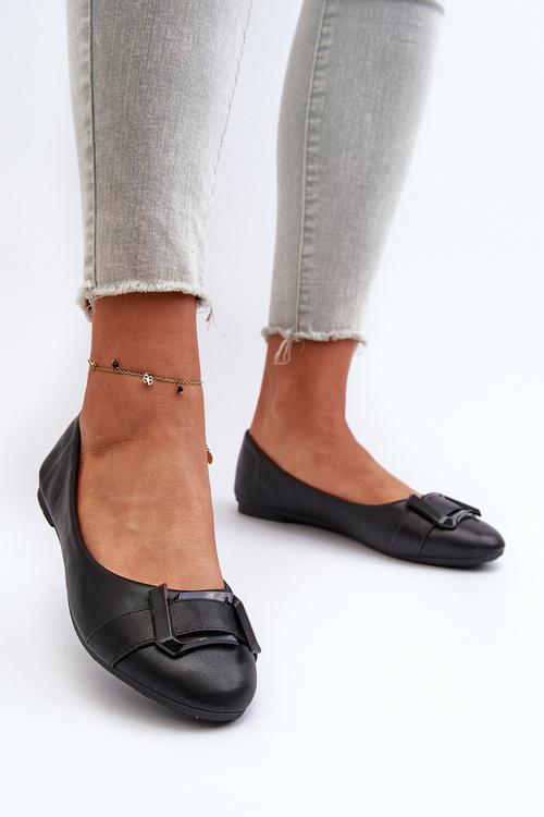 Čierne baletky z ekokože s remeňom a ozdobou Cadwenla