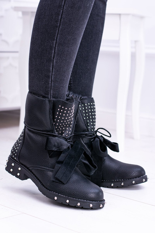 Izolované topánky žien s hrotmi a kamienkami Neso