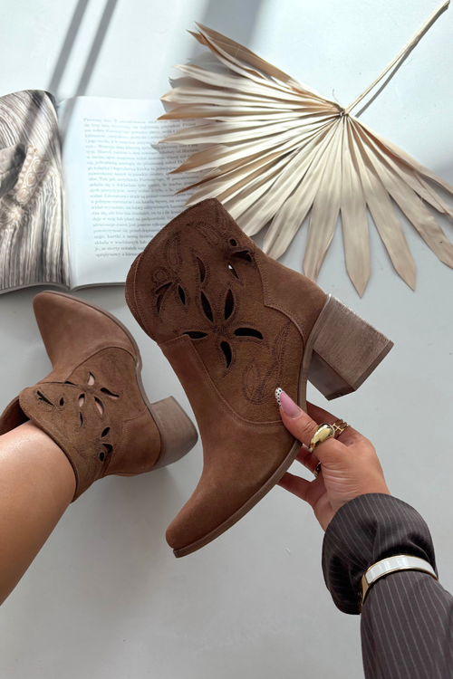 Dámské kotníky s perforovaným designem z přírodní semiše na podpatku Zazoo 3690 hnědé