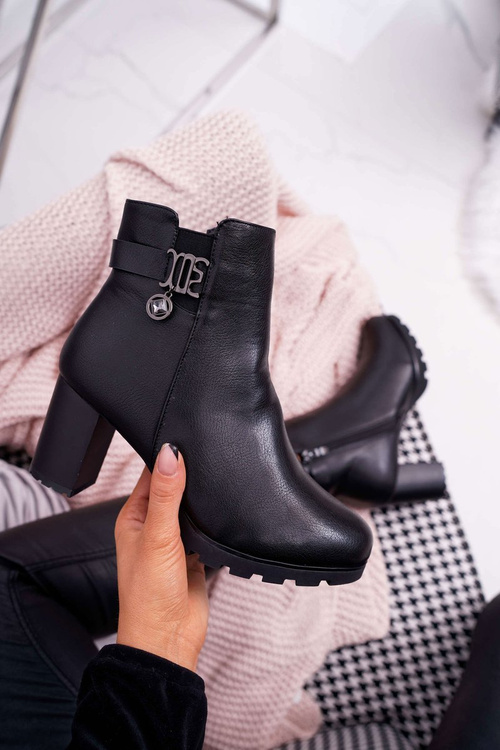 Dámske topánky na stĺpom izolovanom čiernom teleni