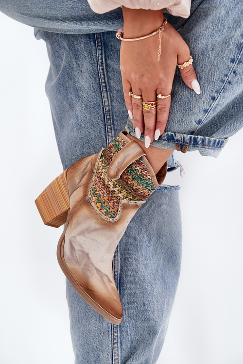 Kožené Boty Kovbojky Na Podpatku S Dekorativním Pletením Maciejka 06810-29 Multikolor