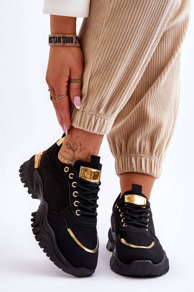 Klasické športové topánky na čiernej potrebe platformy IT