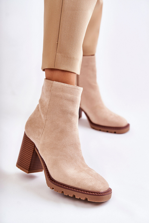 Dámske semišové topánky na mieste s béžovou zipsom