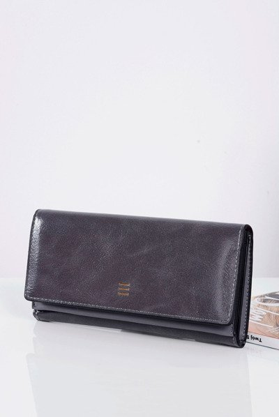 Veľká dámska šedá peňaženka v ruke