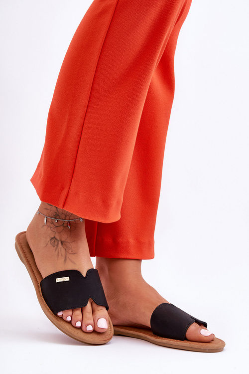 Pohodlné papuče dámskeho plochého koralínu.