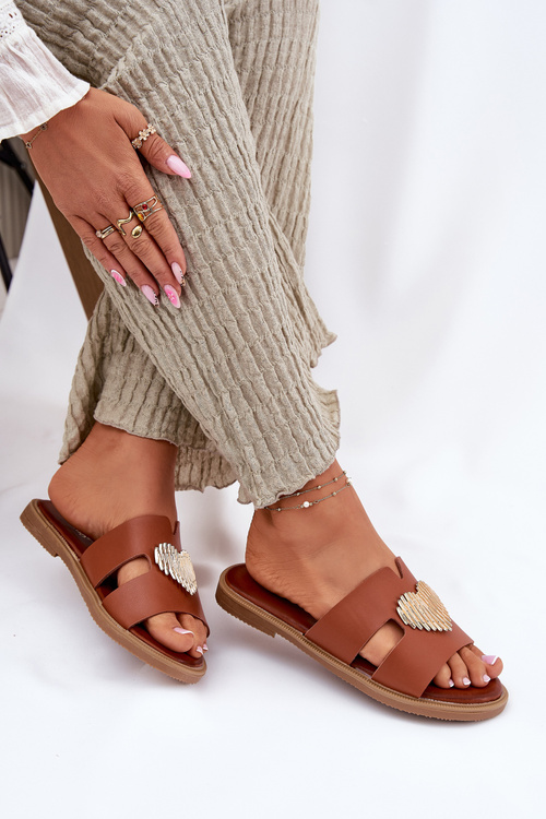 Dámské sandály na plochém podpatku se zlatou ozdobou Karinma