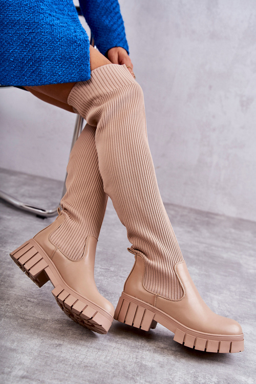 Vysoké dámske topánky nad kolenným béžovým Austinom