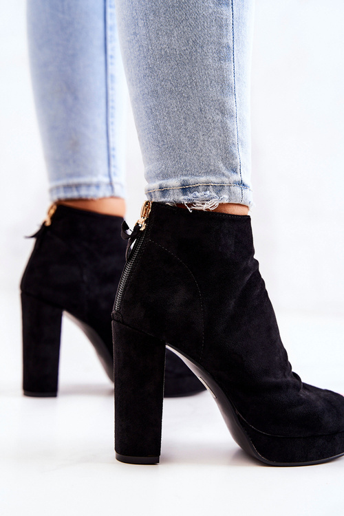 Topánky na príspevku objavili prsty čierne zbožnenie