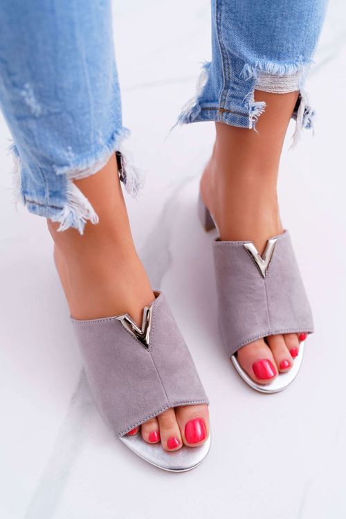 Klasické elegantné dámske svahy na brehu Grey DeMea