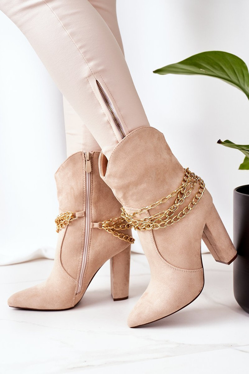 Izolované topánky na stĺpiku béžový dobrý dojem