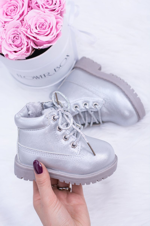 Detské izolované topánky striebra